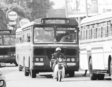 Photographie intitulée "Busy Colombo" par Dinil Samarasinha, Œuvre d'art originale, Photographie numérique