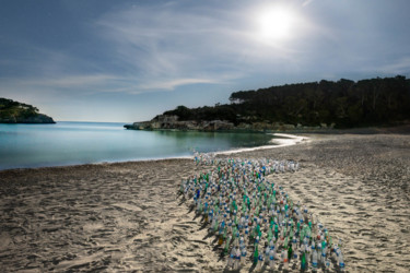Fotografie getiteld "Plastic Army Invasi…" door Dirk Krull, Origineel Kunstwerk, Digitale fotografie Gemonteerd op Aluminium