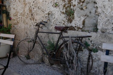Fotografia zatytułowany „3. old bike against…” autorstwa Doen, Oryginalna praca, Fotografia cyfrowa
