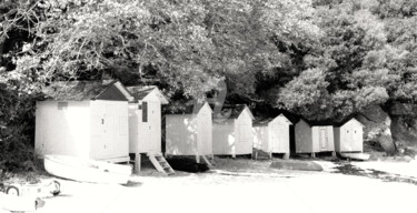 Photographie intitulée "beach cabin noirmou…" par Dol, Œuvre d'art originale