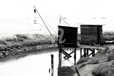 Photographie intitulée "Cabane pêche noirmo…" par Dol, Œuvre d'art originale