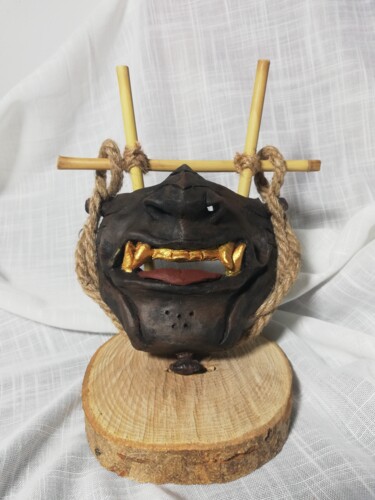 Sculptuur getiteld "Masque Samourai" door Dominique Thonet, Origineel Kunstwerk, Klei