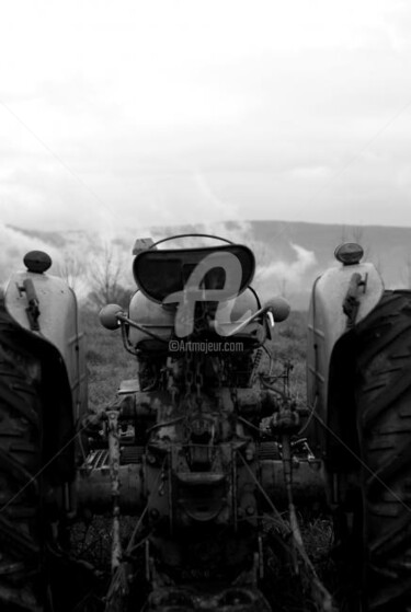 Photographie intitulée "le siège du tracteur" par Dominick, Œuvre d'art originale