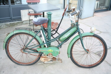 Photographie intitulée "Moto ancienne" par Dominique Goujard, Œuvre d'art originale