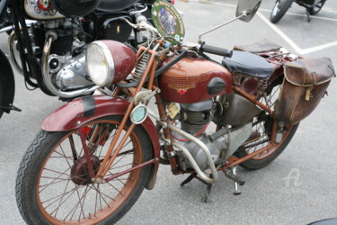 Photographie intitulée "9197 moto ancienne" par Dominique Goujard, Œuvre d'art originale