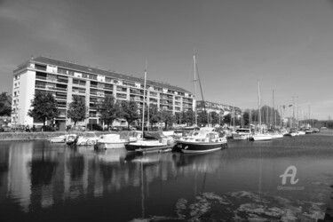 Photographie intitulée "6139 Port de Caen" par Dominique Goujard, Œuvre d'art originale, Photographie numérique