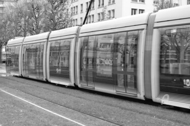 Photographie intitulée "7340 Tram de Caen" par Dominique Goujard, Œuvre d'art originale, Photographie numérique