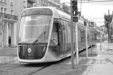 Photographie intitulée "7345 Tram de Caen" par Dominique Goujard, Œuvre d'art originale, Photographie numérique