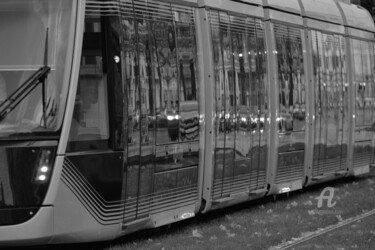 Photographie intitulée "7405 tram de Caen" par Dominique Goujard, Œuvre d'art originale, Photographie numérique