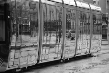 Fotografie mit dem Titel "7410 tram à Caen" von Dominique Goujard, Original-Kunstwerk, Digitale Fotografie