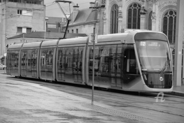 Fotografia intitolato "7411 tram à Caen" da Dominique Goujard, Opera d'arte originale, Fotografia digitale
