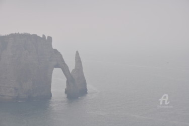 Fotografia zatytułowany „Brume à Etretat” autorstwa Dominique Goujard, Oryginalna praca