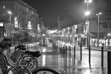 Fotografie mit dem Titel "Rue de Caen la nuit" von Dominique Goujard, Original-Kunstwerk