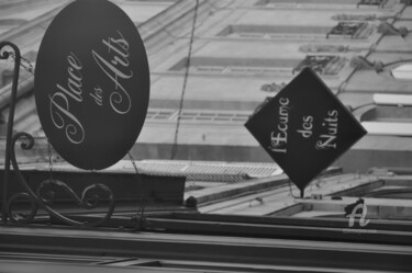 Photographie intitulée "Rue de Caen" par Dominique Goujard, Œuvre d'art originale