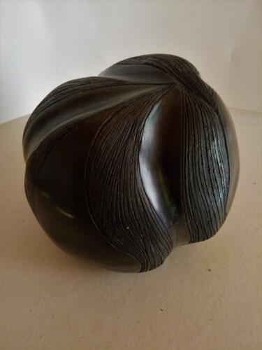 Skulptur mit dem Titel "Graine "noir poli"" von Dominique Jolivet, Original-Kunstwerk, Terra cotta