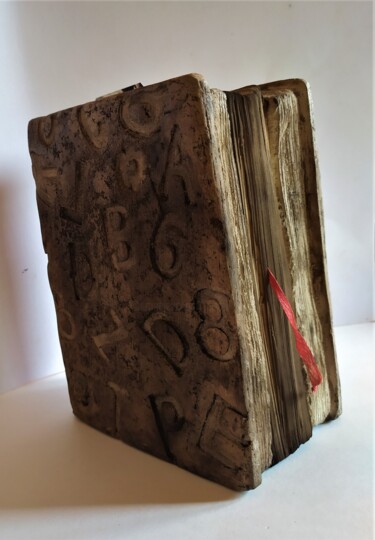 Sculptuur getiteld "Le vieux livre" door Dominique Jolivet, Origineel Kunstwerk, Keramiek
