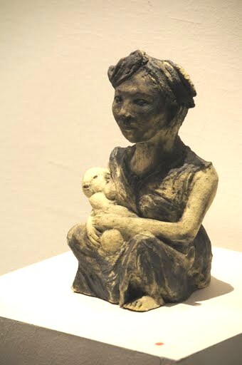 Sculptuur getiteld "Femme allaitant son…" door Dominique Petit, Origineel Kunstwerk, Terra cotta