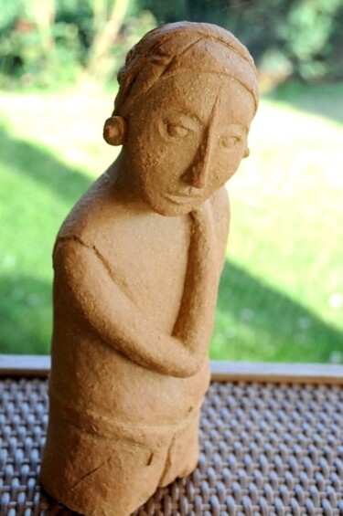 Скульптура под названием "Femme Maya" - Dominique Petit, Подлинное произведение искусства, Терракота