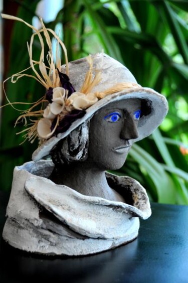 Skulptur mit dem Titel "Jeune fille au chap…" von Dominique Petit, Original-Kunstwerk, Terra cotta