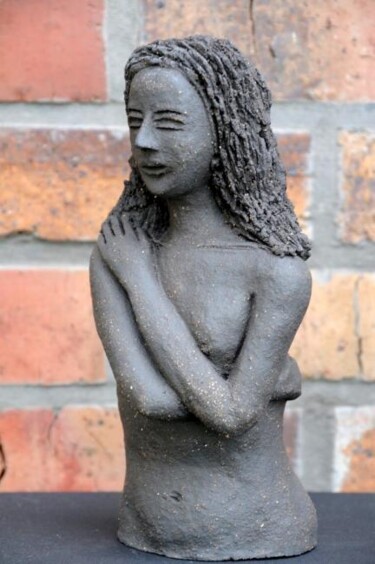 Skulptur mit dem Titel "La Sauvageonne" von Dominique Petit, Original-Kunstwerk, Terra cotta