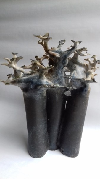 Skulptur mit dem Titel "Trio de baobabs gris" von Dominique Mosseray, Original-Kunstwerk, Keramik