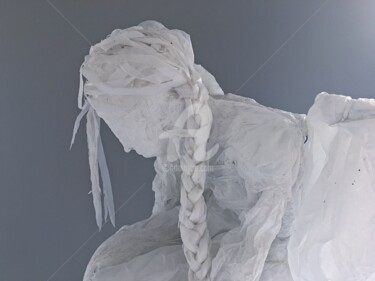 Скульптура под названием "Ange blanc assis" - Madorssane, Подлинное произведение искусства, Пластмасса
