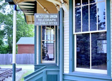 Photographie intitulée "Train Depot Awaits" par Douglas Divietri, Œuvre d'art originale, Photographie numérique