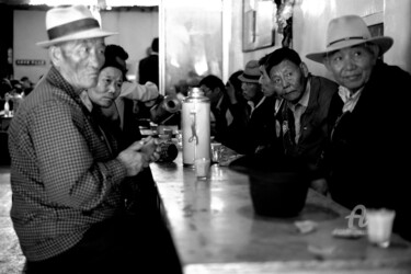 Photographie intitulée "DANS UN BAR DE LHAS…" par Denis Poutet, Œuvre d'art originale, Photographie numérique