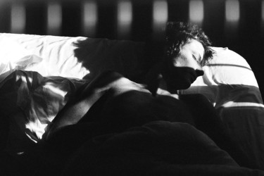Photographie intitulée "Nathalie laid down…" par Sara Durand, Œuvre d'art originale, Photographie argentique