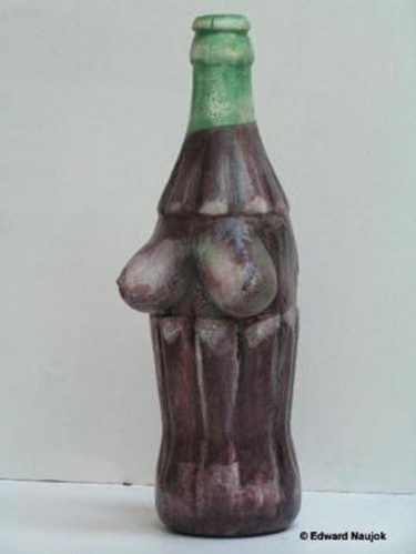 Skulptur mit dem Titel "Cola Woman" von Edward Naujok, Original-Kunstwerk, Keramik