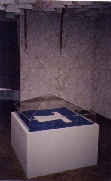 Skulptur mit dem Titel "Käseglocke Käsegloc…" von Edward Naujok, Original-Kunstwerk, Andere