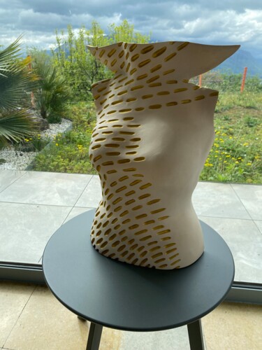 Skulptur mit dem Titel "Elvis Has Left The…" von Eileen Van Den Bosch, Original-Kunstwerk, Keramik