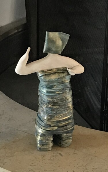 Sculptuur getiteld "Armour" door Eileen Van Den Bosch, Origineel Kunstwerk, Klei