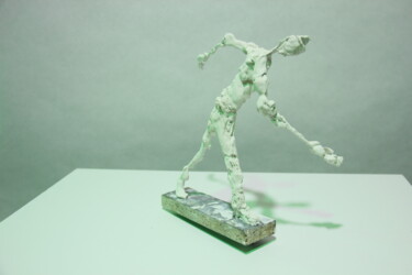 Скульптура под названием "Человек который хоч…" - Володя Варн, Подлинное произведение искусства, Гипс
