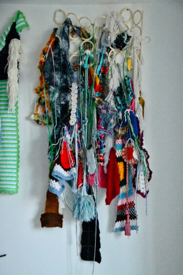 Art textile intitulée "Lacky Knitted tapes…" par Elena Bandurka, Œuvre d'art originale, Fibre Textile