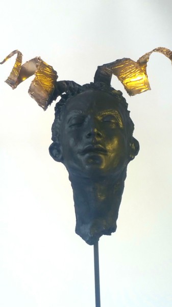 Escultura titulada ""CAPRICORNUS" UNIQU…" por Elena Kraft, Obra de arte original, Arcilla