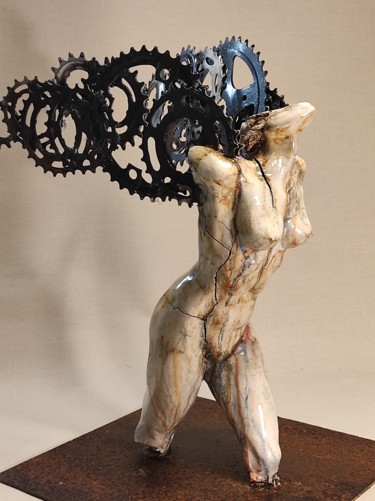 Sculptuur getiteld ""UrbanNika I"" door Elena Kraft, Origineel Kunstwerk, Klei