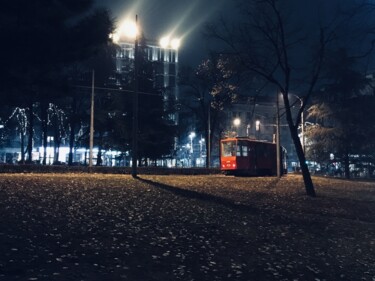Фотография под названием "Night tram" - Elena R, Подлинное произведение искусства, Цифровая фотография
