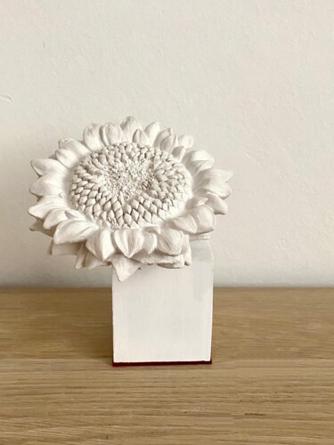 Скульптура под названием "Sunflower White" - Elena Troyanskaya, Подлинное произведение искусства, Гипс