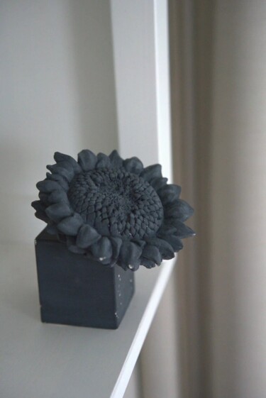 Скульптура под названием "Gray sunflower" - Elena Troyanskaya, Подлинное произведение искусства, Гипс