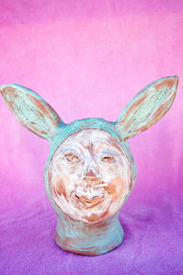 Скульптура под названием "Giordano the Hare" - Elena Uljancic, Подлинное произведение искусства, Керамика
