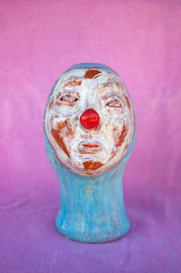 Skulptur mit dem Titel "The Clown" von Elena Uljancic, Original-Kunstwerk, Keramik