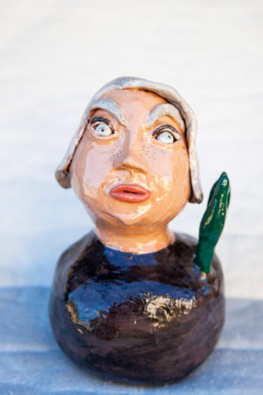 Escultura intitulada "The old lady with c…" por Elena Uljancic, Obras de arte originais, Cerâmica