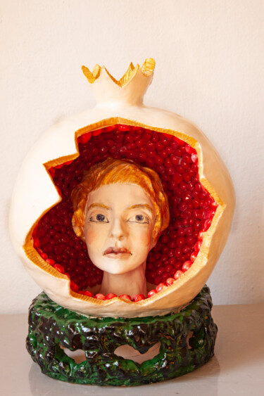 Sculpture intitulée "Angelica in the pom…" par Elena Uljancic, Œuvre d'art originale, Céramique