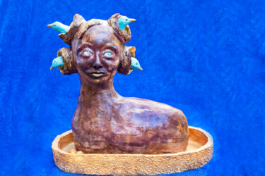 Skulptur mit dem Titel "Sphinx with birdsong" von Elena Uljancic, Original-Kunstwerk, Keramik