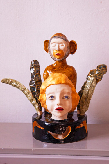 Skulptur mit dem Titel "Maman" von Elena Uljancic, Original-Kunstwerk, Keramik