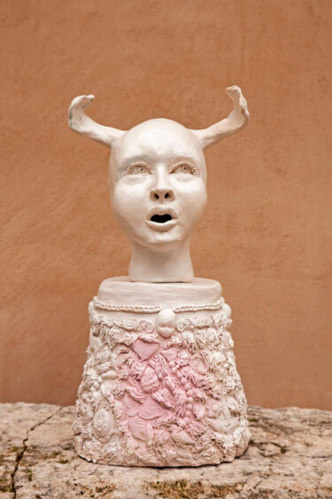 Escultura intitulada "Lily" por Elena Uljancic, Obras de arte originais, Cerâmica