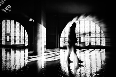Fotografie mit dem Titel "Surrounded by light" von Elena Raceala, Original-Kunstwerk, Digitale Fotografie