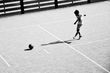 Photographie intitulée "The ball #2" par Elena Raceala, Œuvre d'art originale, Photographie numérique
