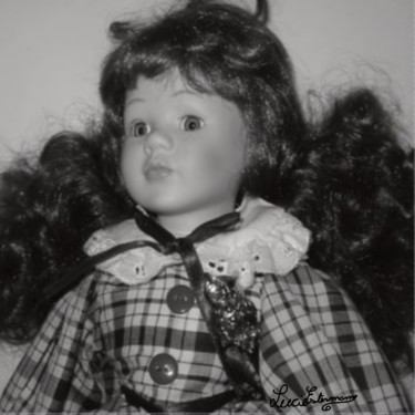 Photographie intitulée "poupée Anne" par Lucie Estermann, Œuvre d'art originale, Photographie numérique
